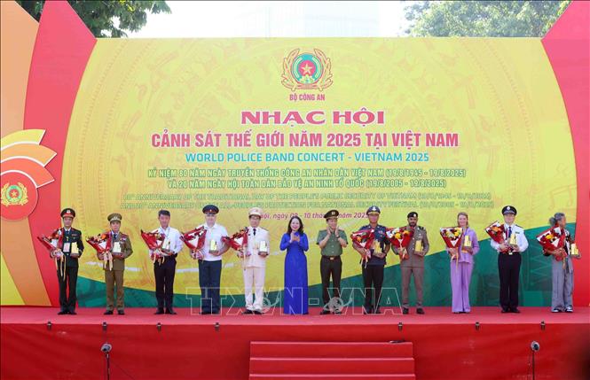 Phó Chủ tịch nước Võ Thị Ánh Xuân và Đại tướng Lương Tam Quang, Bộ trưởng Bộ Công an trao tặng logo biểu trưng sự kiện cho các trưởng đoàn tham dự Nhạc hội Cảnh sát thế giới năm 2025 tại Việt Nam. Ảnh: Phạm Kiên - TTXVN