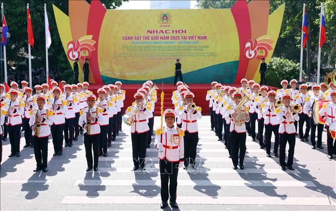 Đoàn nhạc Công an nhân dân Việt Nam biểu diễn tại chương trình. Ảnh: Phạm Kiên - TTXVN