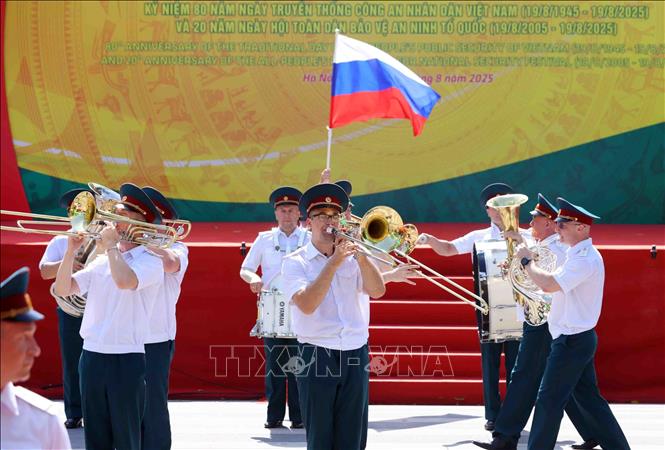 Đoàn nhạc Quân đội, Bộ Tham mưu Quân khu Liberia, Lực lượng vệ binh Quốc gia Nga biểu diễn tại chương trình. Ảnh: Phạm Kiên - TTXVN