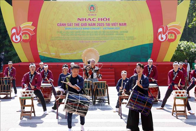 Đoàn trống hội Nhật Bản biểu diễn. Ảnh: Phạm Kiên - TTXVN