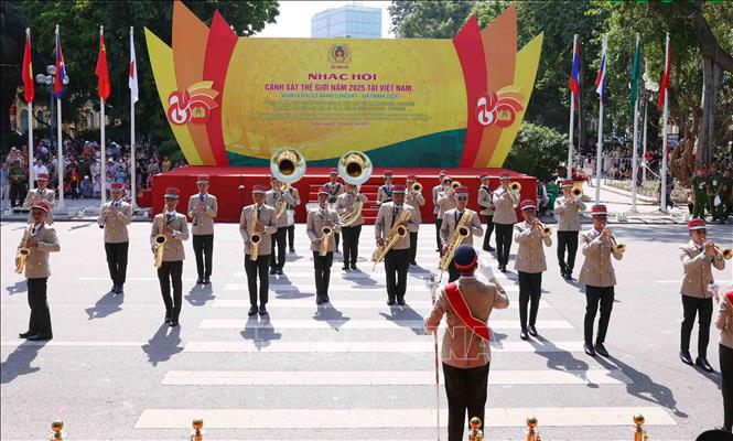Đoàn quân nhạc Bộ Tư lệnh Hiến binh, Vương quốc Campuchia biểu diễn tại chương trình. Ảnh: Phạm Kiên - TTXVN
