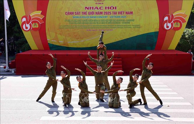 Đoàn nghệ thuật Công an Lào biểu diễn tại chương trình. Ảnh: Phạm Kiên - TTXVN