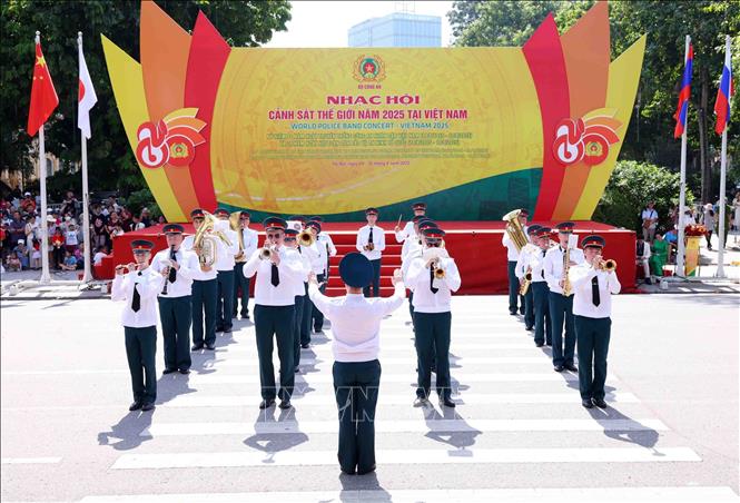 Đoàn nhạc Bộ Tình trạng khẩn cấp, Phòng thủ dân sự và Khắc phục hậu quả thiên tai Liên bang Nga biểu diễn tại chương trình. Ảnh: Phạm Kiên - TTXVN