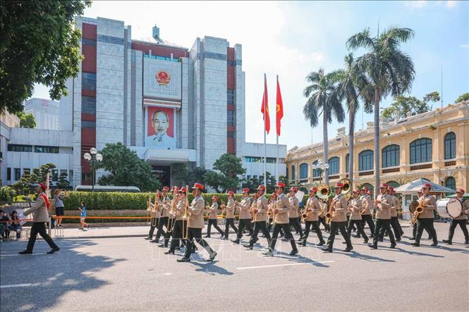 Đoàn Quân nhạc Bộ tư lệnh Hiến binh, Vương quốc Campuchia biểu diễn tại chương trình. Ảnh: Hoàng Hiếu - TTXVN
