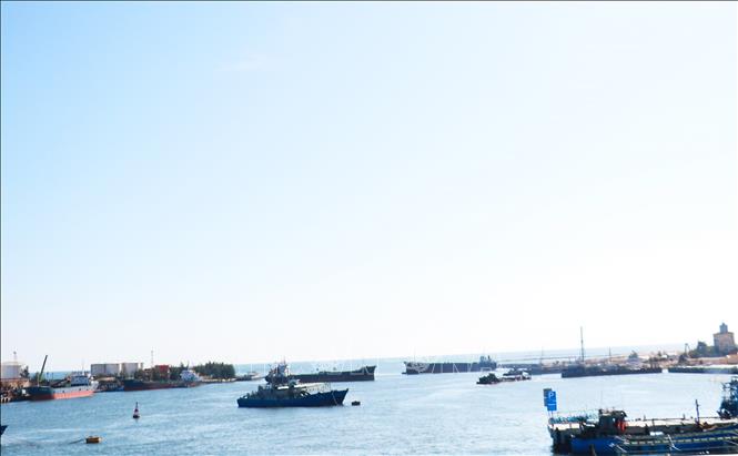 Luồng hàng hải Cửa Việt bị bồi lấp khiến tàu vào nhận hàng có nguy cơ mắc cạn, mất an toàn.  Ảnh: Tường Vi - TTXVN