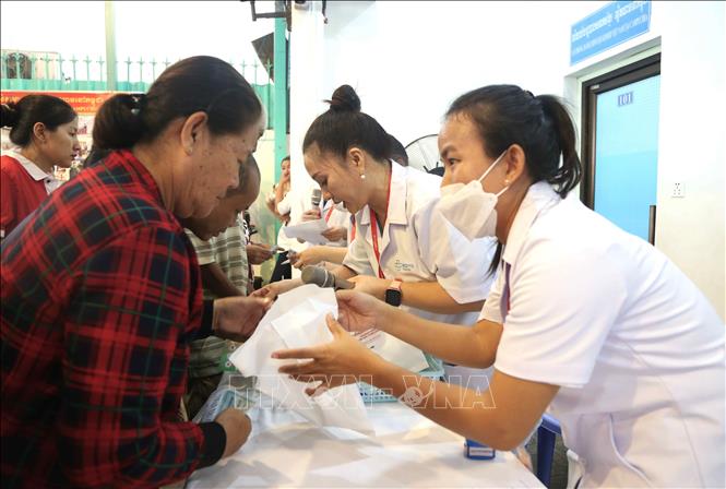 Ban tổ chức cấp phát, hướng dẫn sử dụng thuốc cho người dân đến thăm khám. Ảnh: Huỳnh Thảo - PV TTXVN tại Campuchia 