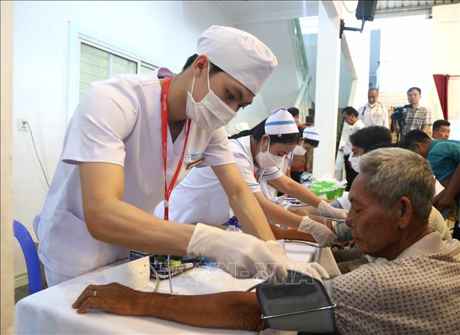 Các y, bác sĩ thăm khám, tư vấn sức khỏe cho người dân tham gia chương trình. Ảnh: Huỳnh Thảo - PV TTXVN tại Campuchia 