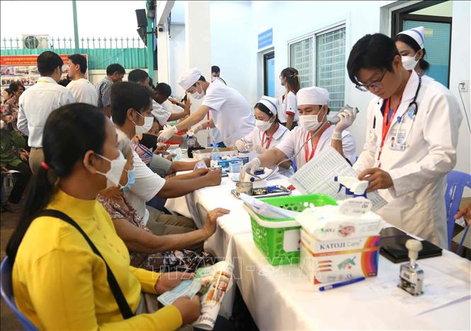 Các y, bác sĩ thăm khám, tư vấn sức khỏe cho người dân tham gia chương trình. Ảnh: Huỳnh Thảo - PV TTXVN tại Campuchia 