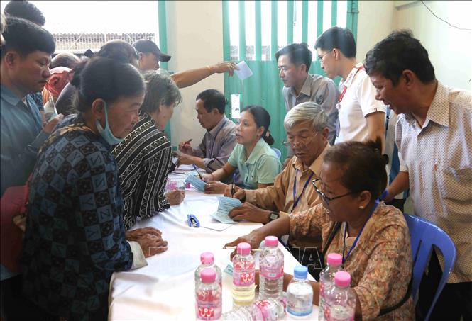 Chương trình thu hút khoảng 600 người dân đến đăng ký thăm sức khỏe. Đối tượng hướng đến của chương trình là người lao động thu nhập thấp, người cao tuổi, người không có điều kiện tiếp cận các dịch vụ y tế thường xuyên. Ảnh: Huỳnh Thảo - PV TTXVN tại Campuchia 