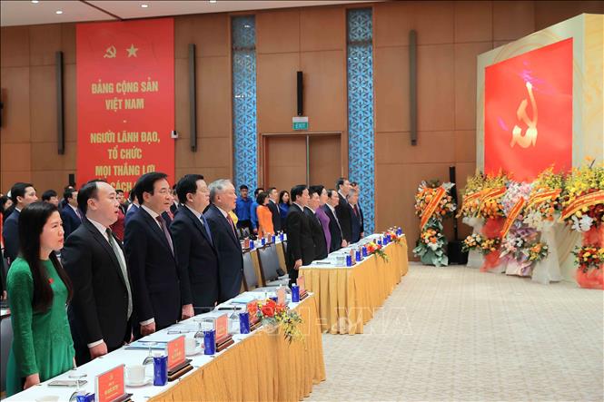 Các đại biểu thực hiện nghi lễ chào cờ. Ảnh: An Đăng - TTXVN