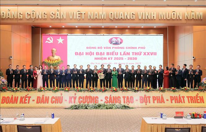 Đồng chí Mai Văn Chính, Ủy viên Trung ương Đảng, Uỷ viên Ban Thường vụ Đảng uỷ Chính phủ, Phó Thủ tướng chúc mừng Ban Chấp hành Đảng bộ Văn phòng Chính phủ nhiệm kỳ 2025 - 2030. Ảnh: An Đăng - TTXVN