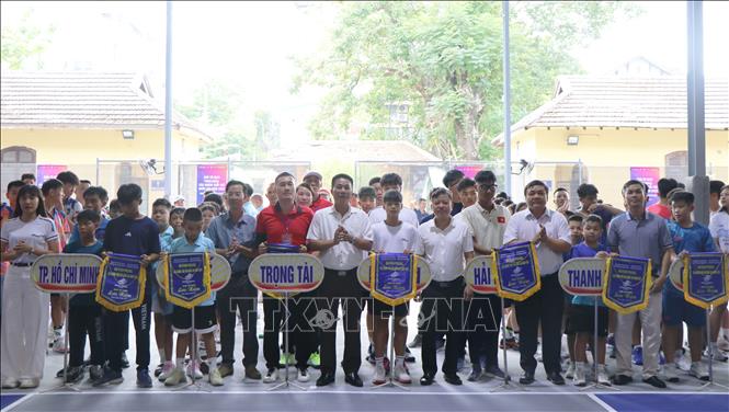 Trao cờ lưu niệm cho các đoàn vận động viên và trọng tài. Ảnh: Mai Trang - TTXVN
