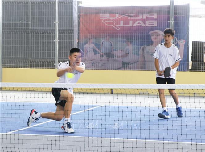 Các tay vợt trẻ tranh tài tại Giải Vô địch Pickleball trẻ quốc gia năm 2025. Ảnh: Mai Trang - TTXVN