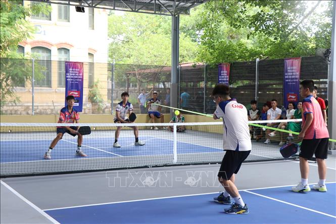 Các tay vợt trẻ tranh tài tại Giải Vô địch Pickleball trẻ quốc gia năm 2025. Ảnh: Mai Trang - TTXVN