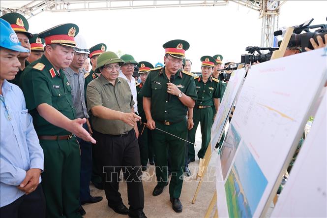 Thủ tướng Phạm Minh Chính kiểm tra tiến độ thi công cầu Phong Châu mới trên Quốc lộ 32C, tỉnh Phú Thọ. Ảnh: Dương Giang-TTXVN 
