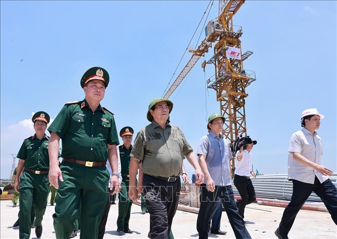 Thủ tướng Phạm Minh Chính kiểm tra tiến độ thi công cầu Phong Châu mới trên Quốc lộ 32C, tỉnh Phú Thọ. Ảnh: Dương Giang-TTXVN 
