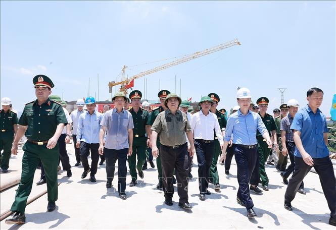 Thủ tướng Phạm Minh Chính kiểm tra tiến độ thi công cầu Phong Châu mới trên Quốc lộ 32C, tỉnh Phú Thọ. Ảnh: Dương Giang-TTXVN 
