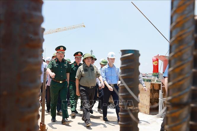 Thủ tướng Phạm Minh Chính kiểm tra tiến độ thi công cầu Phong Châu mới trên Quốc lộ 32C, tỉnh Phú Thọ. Ảnh: Dương Giang-TTXVN 
