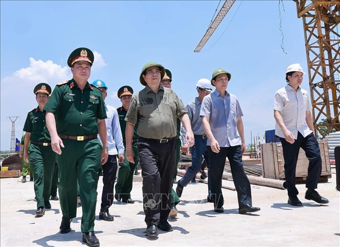 Thủ tướng Phạm Minh Chính kiểm tra tiến độ thi công cầu Phong Châu mới trên Quốc lộ 32C, tỉnh Phú Thọ. Ảnh: Dương Giang-TTXVN 
