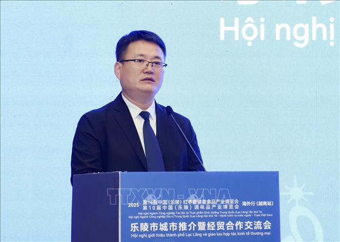 Ông Tôn Bảo Hoa, Ủy viên Thường vụ Thành ủy Lạc Lăng, Trưởng ban Ban Công tác Mặt trận Thống nhất phát biểu tại sự kiện. Ảnh: Mỹ Phương – TTXVN