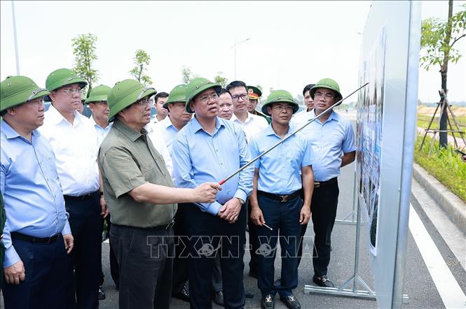 Thủ tướng Phạm Minh Chính khảo sát Dự án đường sắt Lào Cai - Hà Nội - Hải Phòng đoạn qua tỉnh Phú Thọ. Ảnh: Dương Giang-TTXVN 
