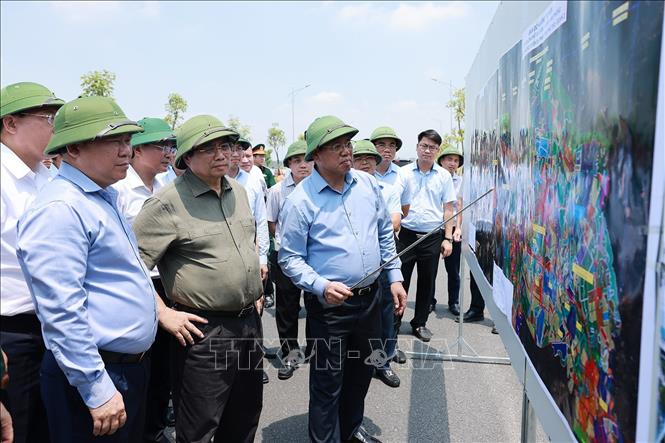 Thủ tướng Phạm Minh Chính khảo sát Dự án đường sắt Lào Cai - Hà Nội - Hải Phòng đoạn qua tỉnh Phú Thọ. Ảnh: Dương Giang-TTXVN 
