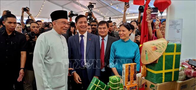 Thủ tướng Malaysia Anwar Ibrahim thăm gian hàng Việt Nam. Ảnh: Bùi Hoàn-P/v TTXVN tại Malaysia