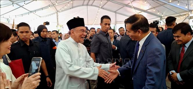 Thủ tướng Malaysia Anwar Ibrahim với Đại sứ Việt Nam Đinh Ngọc Linh. Ảnh: Bùi Hoàn-P/v TTXVN tại Malaysia
       