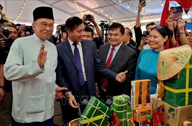 Thủ tướng Malaysia Anwar Ibrahim thăm gian hàng Việt Nam tại lễ kỷ niệm. Ảnh: Bùi Hoàn-P/v TTXVN tại Malaysia
       