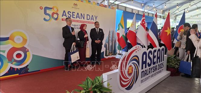 Các đại biểu dự Lễ kỷ niệm Ngày ASEAN 2025 chụp ảnh lưu niệm. Ảnh: Bùi Hoàn-P/v TTXVN tại Malaysia
       