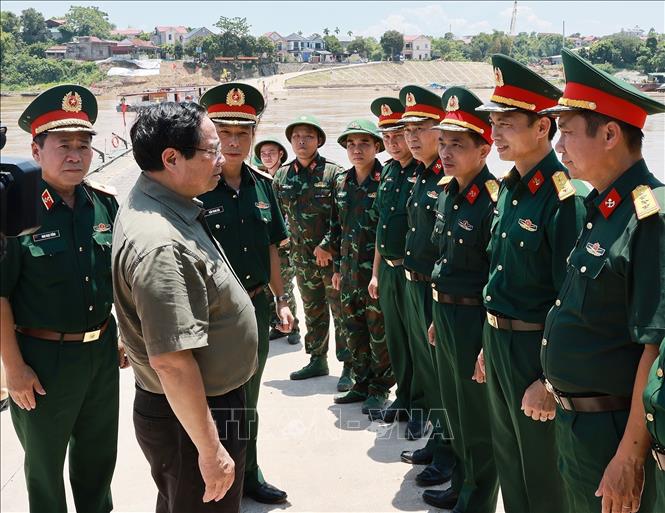 Thủ tướng Phạm Minh Chính động viên cán bộ, chiến sĩ Lữ đoàn 249 (Binh chủng Công binh). Ảnh: Dương Giang-TTXVN 
