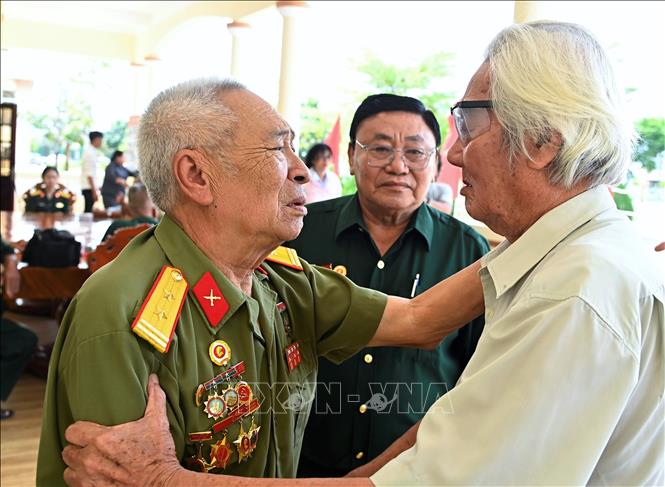 Các cựu chiến binh Trung đoàn 10 vui mừng gặp lại bạn chiến đấu tại lễ kỷ niệm. Ảnh: TTXVN phát