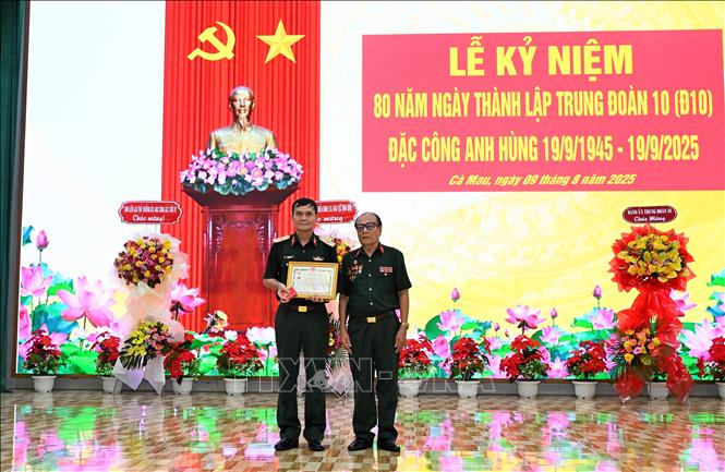 Đại diện Ban liên lạc Trung đoàn 10 tặng Kỷ niện trương Trung đoàn 10 Đặc công Anh hùng cho Thiếu tướng Nguyễn Thanh Bình, nguyên Tư lệnh Binh chủng Đặc công. Ảnh: TTXVN phát