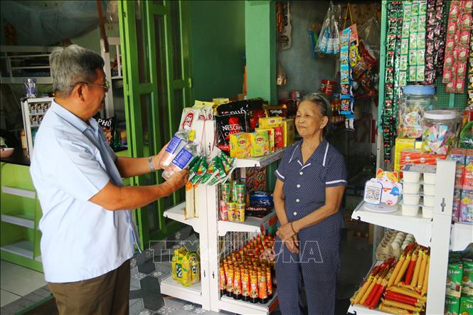 Người dân đến mua hàng tại Cửa hàng tiện lợi An Vui Mart của gia đình chị Mai Yến Phượng (nạn nhân chất độc da cam) tại phường Trấn Biên, tỉnh Đồng Nai. Ảnh: Lê Xuân-TTXVN