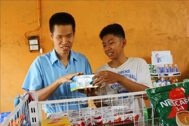 Hai anh em ruột Đặng Hữu Lộc và Đặng Hữu Phước ngụ phường Long Bình, tỉnh Đồng Nai cùng là nạn nhân chất độc da cam được hỗ trợ Cửa hàng tiện lợi An Vui Mart tạo sinh kế cho gia đình. Ảnh: Lê Xuân-TTXVN