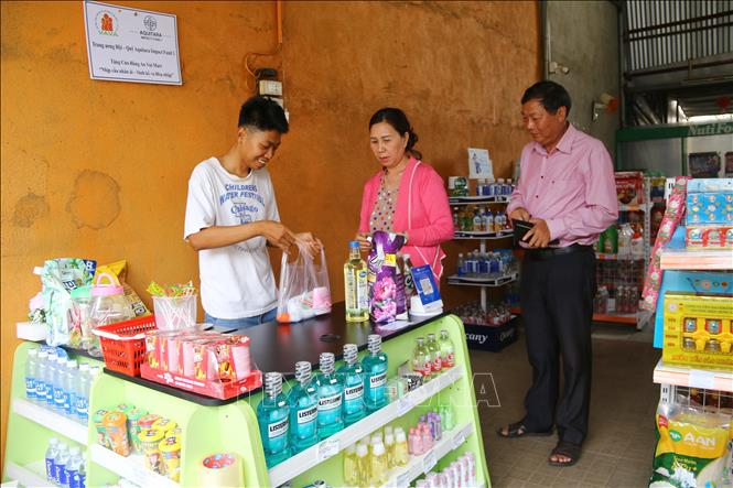 Nhiều người dân biết gia đình ông Đặng Văn Nại, ngụ phường Long Bình, tỉnh Đồng Nai là nạn nhân chất độc da cam được hỗ trợ Cửa hàng tiện lợi An Vui Mart đã đến mua hàng ủng hộ nhằm chia sẻ, hỗ trợ gia đình có thêm thu nhập. Ảnh: Lê Xuân-TTXVN
