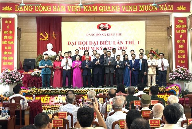 Ban Chấp hành Đảng bộ xã Kiều Phú nhiệm kỳ 2025-2030 ra mắt Đại hội. Ảnh: Quốc Lũy - TTXVN