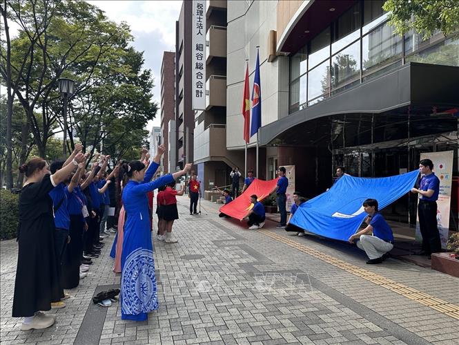 Lễ chào cờ tại Tổng Lãnh sự quán Việt Nam tại Osaka khai mạc Diễn đàn Thanh niên Việt Nam tại Nhật Bản lần thứ I. Ảnh: Xuân Giao – Pv TTXVN tại Nhật Bản