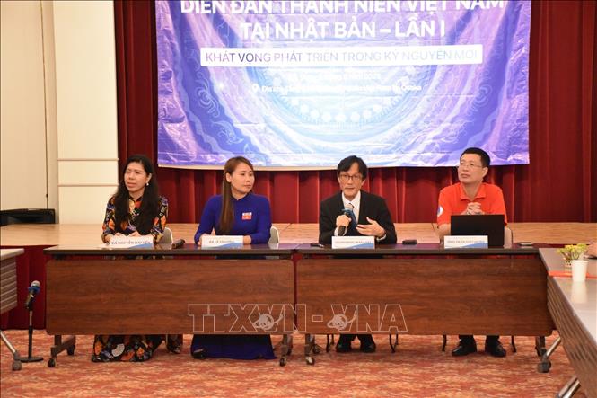 Giáo sư Shimizu Masaaki, Đại học Osak, trả lời câu hỏi của sinh viên Việt Nam tại diễn đàn. Ảnh: Xuân Giao – Pv TTXVN tại Nhật Bản