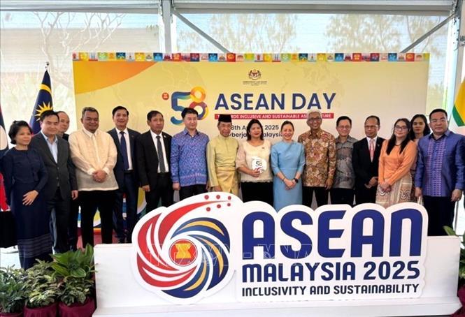 Đại biểu các nước chụp ảnh tại Lễ kỷ niệm 58 năm ngày Thành lập ASEAN. Ảnh: Viên Luyến – P/v TTXVN tại Malaysia
