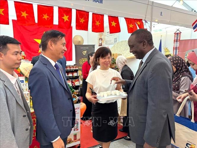 Đại biểu các nước tham quan không gian trưng bày và thưởng thức cà phê Việt Nam tại Lễ kỷ niệm 58 năm Ngày thành lập ASEAN. Ảnh: Viên Luyến – P/v TTXVN tại Malaysia

