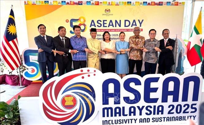 Đại sứ Việt Nam tại Malaysia Đinh Ngọc Linh (thứ nhất, trái) cùng đại diện các nước ASEAN tại Malaysia tại lễ kỷ niệm. Ảnh: Viên Luyến – P/v TTXVN tại Malaysia.
