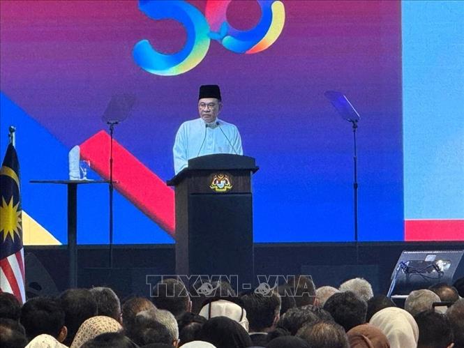Thủ tướng Malaysia Anwar Ibrahim, Chủ tịch ASEAN 2025 phát biểu tại lễ kỷ niệm. Ảnh: Viên Luyến – P/v TTXVN tại Malaysia.

