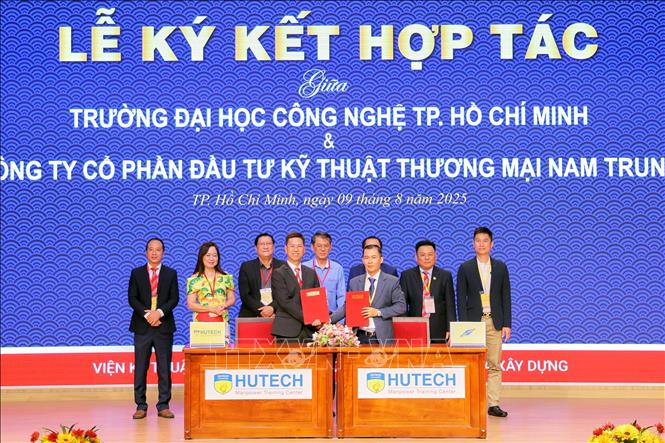 Ký kết hợp tác giữa nhà trường và doanh nghiệp tại Ngày hội 