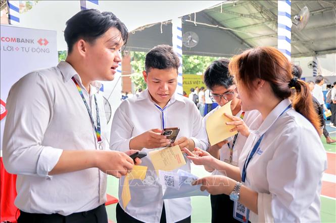 Đông đảo sinh viên, người tìm việc tham gia Ngày hội 