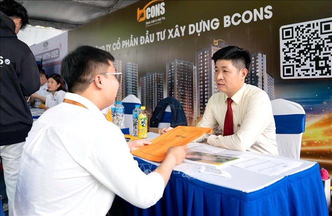 Đông đảo sinh viên, người tìm việc tham gia Ngày hội 