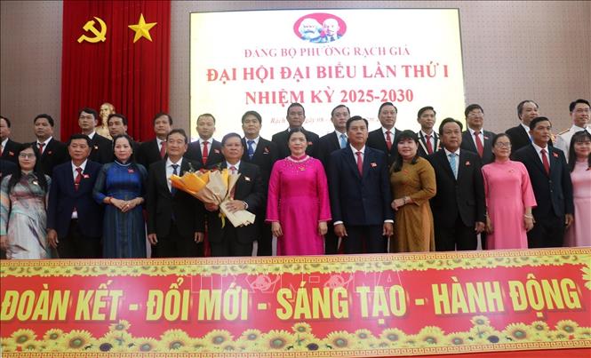Ban Chấp hành Đảng bộ phường Rạch Giá nhiệm kỳ 2025 - 2030 ra mắt Đại hội. Ảnh: Lê Huy Hải - TTXVN