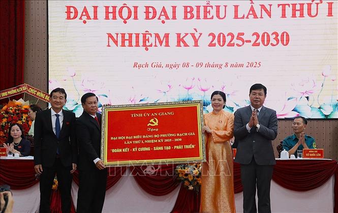 Bí thư Tỉnh ủy An Giang Nguyễn Tiến Hải (phải) tặng bức trướng chúc mừng Đại hội. Ảnh: Lê Huy Hải - TTXVN