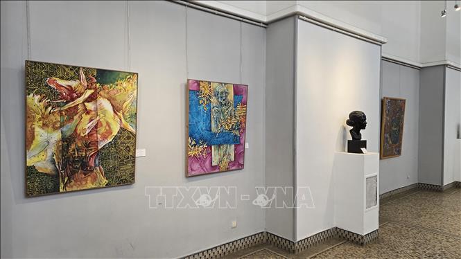 Các tác phẩm được trưng bày đan xen giữa các loại hình tranh, tượng, phù điêu, gốm để tạo sự thay đổi liên tục về cảm xúc cho khách tham quan. Ảnh Nguyễn An – P/v TTXVN tại Algeria
