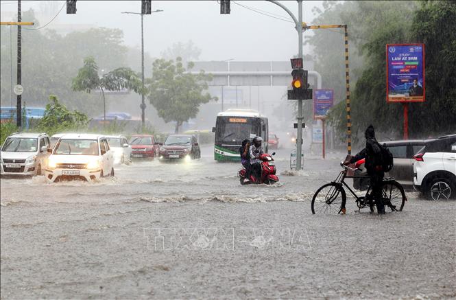 Tuyến đường bị ngập do mưa lớn tại New Delhi, Ấn Độ. Ảnh: ANI/TTXVN